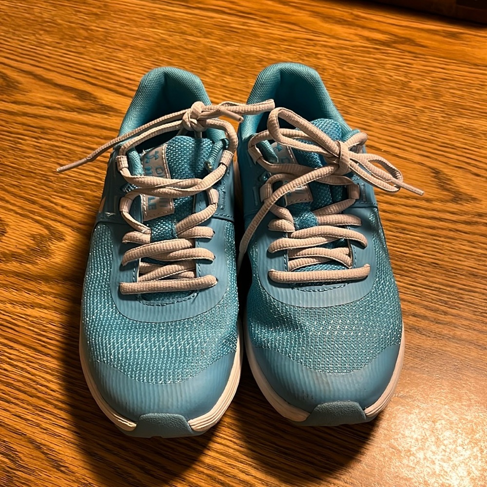 Kids Teal Under Amour like new size 4 Sneakers.